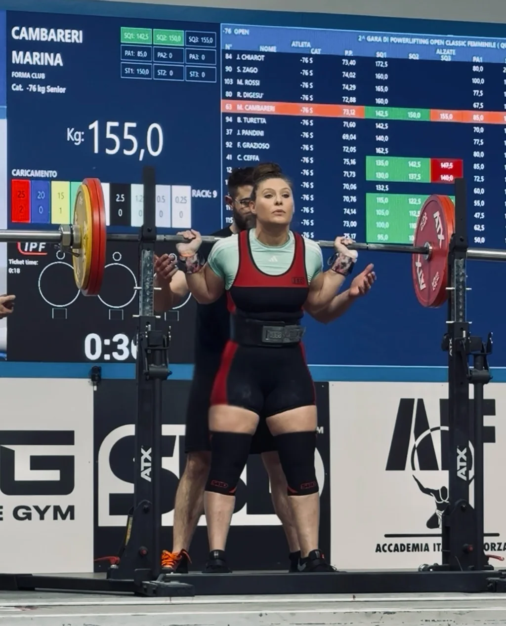 Marina Cambareri con il bilanciere sulle spalle durante una gara di powerlifting